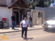  صور: قوات خاصة من الملثمين تقتحم بيت عربي بيافا وتلقي قنابل صوتية